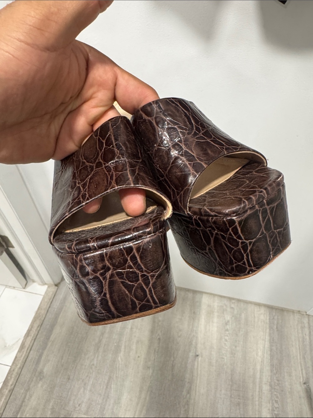 Schutz Darah Platform Mules in Crocodile-embossed Leather - Picture 9 of 16